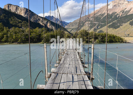 Suspension Bridge à Cerro Fitz Roy, le Parc National Los Glaciares, El Chaltén, Province de Santa Cruz, Patagonie, Argentine Banque D'Images