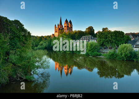 Limburg Cathédrale St Georg ou de Saint George's Dome sur la rivière Lahn, lumière du matin, de l'eau reflet, Limburg an der Lahn Banque D'Images