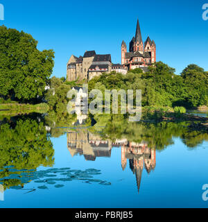 Limburg Cathédrale St Georg ou St George's Cathedral et Château de Limbourg sur la rivière Lahn, reflet de l'eau Banque D'Images