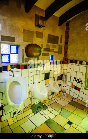 Intertior Hundertwasser, toilettes à Kawakawa, île du Nord, Nouvelle-Zélande Banque D'Images