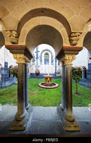 Cour avec fontaine lion dans la soi-disant paradis, porche roman de l'abbaye bénédictine Maria Laach, Glees, Eifel Banque D'Images