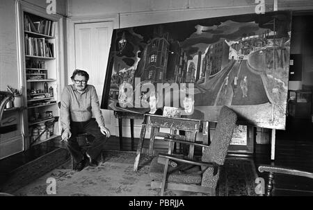 L'artiste et écrivain écossais, Alasdair Gray, assis à côté d'un de ses tableaux à Glasgow 1983 Banque D'Images