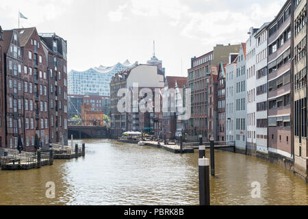 Vieux entrepôts à Nikolaifleet, derrière l'Elbe Philharmonic, Speicherstadt, Hambourg Banque D'Images