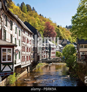 Maisons à pans de bois sur la rivière Rur, Monschau, Eifelstieg, Eifel, Aix-la-Chapelle, la région Rhénanie du Nord-Westphalie, Allemagne Banque D'Images