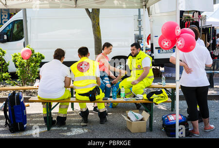Stands promotionnels concernant les activités de la Croix-Rouge, la vente de gadgets et d'uniformes de la Croix-Rouge italienne - Croix rouge, Trentin-Haut-Adige, Bolzano, Italie Banque D'Images