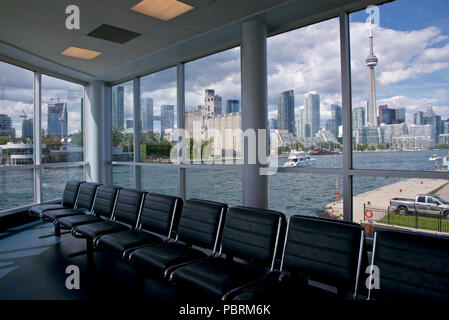 Vue sur la ville de Toronto par la fenêtre du terminal de l'aéroport Billy Bishop de Toronto Banque D'Images