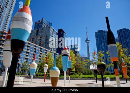 bâtiments d'architecture urbaine et sculptures dans un parc public avec un fond de ville Banque D'Images