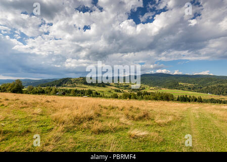 Paysage rural pittoresque en été avec une journée de nuages sur le ciel. Montagnes Pieniny, Pologne. Banque D'Images