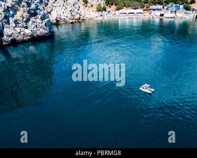Vue de dessus de votre voyage en catamaran sur une surface de la mer de l'eau Banque D'Images