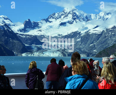 Vue de la John Hopkins Glacier de l'entreprise Holland America Cruise ship Volendam comme elle cruises Glacier Bay National Park, Alaska, USA. Banque D'Images