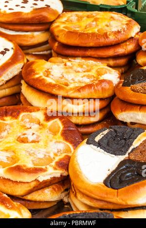Des pâtisseries en vente dans une boulangerie. Vente de différents types de gâteaux dans les marchés paysans. Pâtisseries sucrées au marché. Abricot, marmelade, pavot Banque D'Images