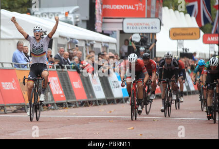 Pascal Ackermann (à gauche) célèbre l'obtention de la Prudential RideLondon Surrey Classic lors du deuxième jour de la Prudential Ride Londres. Banque D'Images