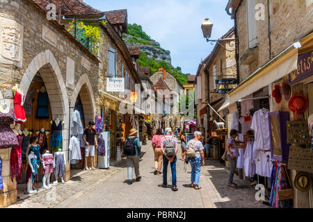 Street dans la ville de pèlerinage de Rocamadour, département du Lot, l'Occitanie, France, Europe Banque D'Images