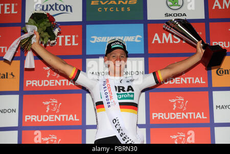 Pascal Ackermann célèbre remportant la Prudential RideLondon, Surrey Classic lors du deuxième jour de la Prudential Ride Londres. Banque D'Images