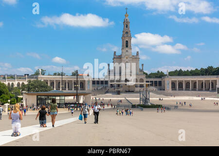 Vue arrière d'adorateurs de ramper sur les genoux vers la Chapelle des Apparitions au Sanctuaire de Fatima au Portugal Banque D'Images