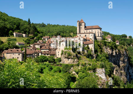 Saint-Cirq-Lapopie sur Santiago de Compostela pèlerinage road, appelée une Les Plus Beaux Villages de France ou les plus beaux villages de Franc Banque D'Images