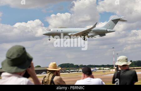 Royal Air Force Raytheon Sentinel surveillance R1 avions arrivant à RAF Fairford photographié par les passionnés de l'aviation dans le parc et voir pièce jointe Banque D'Images