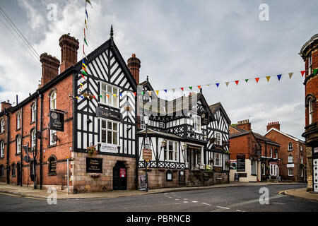 Le Lion & Swan Hotel, la jonction de pub tudor à Congleton, Cheshire, Royaume-Uni prise le 3 septembre 2014 Banque D'Images