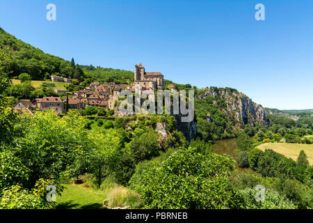 La rivière Lot et de Saint-Cirq-Lapopie village sur la route du pèlerinage de Compostelle, appelée une Les Plus Beaux Villages de France Banque D'Images