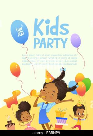 Joyeux anniversaire enfants afro-américains dans des ballons et chapeaux heureusement sauter. Le lapin mignon, un tas de présente sur l'arrière-plan. Vector Illustration d'un joyeux anniversaire Carte de Vœux ou invitation flyer. Illustration de Vecteur