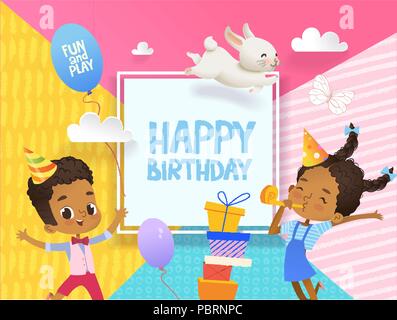 Garçon et fille afro-américaine Joyeux anniversaire à sauter joyeusement chapeaux. Vector Illustration d'un joyeux anniversaire Carte de souhaits avec des ballons, des lapins mignon, un tas de présente sur l'arrière-plan. Illustration de Vecteur