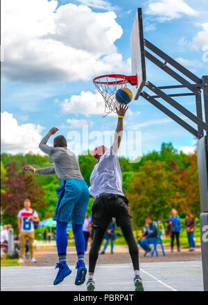 Deux joueurs de basket-ball de rue ayant une formation. Ils font une bonne action. Banque D'Images