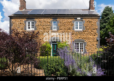 Front elevation, Ladysmith, Villa, vieille brique bleu et jaune maison construite en pierre avec des panneaux solaires sur toit, C1900, Somerby, Leicestershire, England, UK Banque D'Images