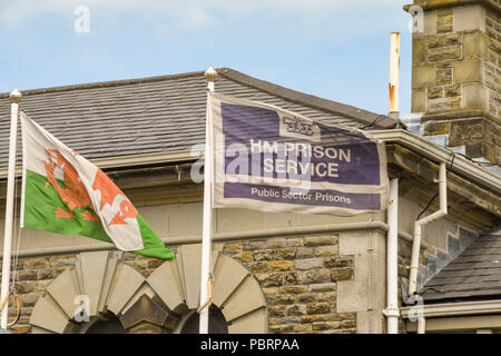 Le drapeau gallois et HM Prison Service battant pavillon extérieur de l'entrée de la prison de Swansea Banque D'Images