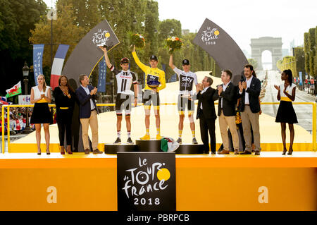 L'équipe Sky's Geraint Thomas (centre) célèbre remporter le Tour de France aux côtés de l'équipe Sunweb Tom Dumoulin en deuxième place et l'équipe Sky's Chris Froome en troisième place. Banque D'Images