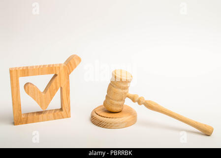 Une coche en bois et un marteau du juge sur un fond blanc. Référendum et élections. Nomination d'un juge constitutionnel, l'élection à une cou Banque D'Images