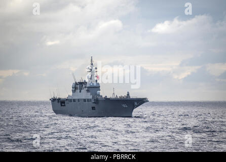 180726-N-LI768-1316 de l'OCÉAN PACIFIQUE (Juillet 26, 2018) - le Japon d'autodéfense maritime navire hélicoptère destroyer DDH 182 JS (ISE) transits l'Océan Pacifique tandis que sont en cours durant l'exercice Rim of the Pacific (RIMPAC), le 26 juillet. Vingt-cinq nations, 46 navires, 5 sous-marins, et d'environ 200 avions et 25 000 personnes participent à l'EXERCICE RIMPAC du 27 juin au 2 août dans et autour des îles Hawaï et la Californie du Sud. Le plus grand exercice maritime international RIMPAC, fournit une formation unique alors que la promotion et le soutien de relations de coopération entre les pa Banque D'Images