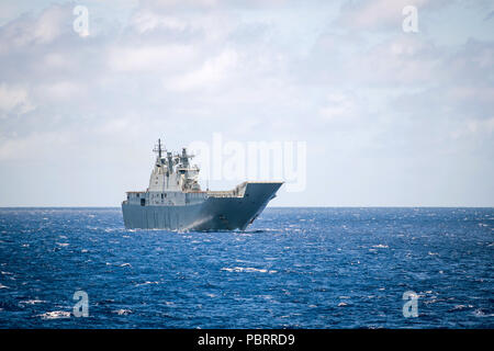 180726-N-LI768-1189 de l'OCÉAN PACIFIQUE (Juillet 26, 2018) - Royal Australian Navy landing helicopter dock navire HMAS Adelaide (L01) les transits de l'Océan Pacifique tandis que sont en cours durant l'exercice Rim of the Pacific (RIMPAC). Vingt-cinq nations, 46 navires, 5 sous-marins, et d'environ 200 avions et 25 000 personnes participent à l'EXERCICE RIMPAC du 27 juin au 2 août dans et autour des îles Hawaï et la Californie du Sud. Le plus grand exercice maritime international RIMPAC, fournit une formation unique alors que la promotion et le soutien de relations de coopération entre les participants des Banque D'Images