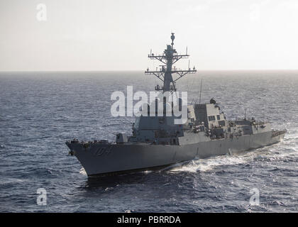 180727-N-H193-0929 de l'OCÉAN PACIFIQUE (Juillet 27, 2018) missiles USS Sterett (DDG 104) les transits de l'océan Pacifique. Sterett est en cours aux États-Unis de la flotte de 3ème zone d'opérations. (U.S. Photo par marine Spécialiste de la communication de masse 3 classe Alexander C. Kubitza/libérés) Banque D'Images