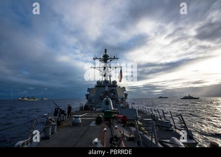 180726-N-TC437-0154 de l'OCÉAN PACIFIQUE (Juillet 26, 2018) missiles USS O'Kane (DDG 77) se joint à la marine internationale des navires et des sous-marins dans un groupe de la voile au cours de l'exercice Rim of the Pacific (RIMPAC) au large de la côte d'Hawaï, le 26 juillet. Vingt-cinq nations, 46 navires et 5 sous-marins, et d'environ 200 avions et 25 000 personnes participent à l'EXERCICE RIMPAC du 27 juin au 2 août dans et autour des îles Hawaï et la Californie du Sud. Le plus grand exercice maritime international RIMPAC, fournit une formation unique alors que la promotion et le soutien de relations de coopération Banque D'Images