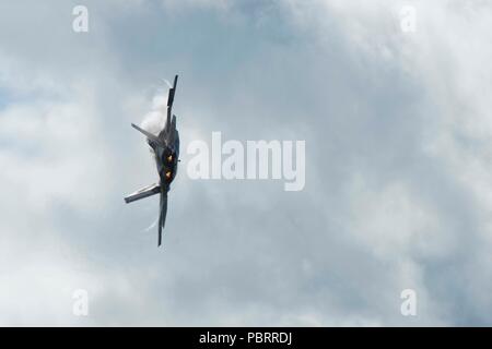 U.S. Air Force Maj Paul 'Loco' Lopez, F-22 Raptor commandant d'équipe de démonstration/pilote, effectue un pas raide au cours de la Cold Lake Air Show à la Base des Forces canadiennes Cold Lake, Canada, le 22 juillet 2018. C'était la première fois que le Raptor effectuée à l'Air Show de Cold Lake. Banque D'Images