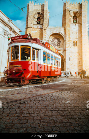 Lisbonne, Portugal - 31 décembre 2017 : avec vue sur la rue historique touristique célèbre vieux tramway rouge en face de la Cathédrale de Lisbonne, Portugal Banque D'Images