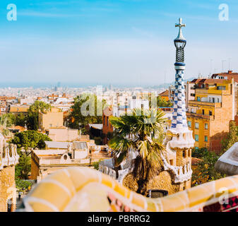 Porter lodge tour coloré et détails de banc en céramique dans le Parc Guell. La lumière du soleil chaude sur les toits. Barcelone, Catalogne, Espagne Catalogne, Espagne, Europe Banque D'Images