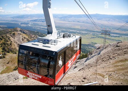 Une vue sur le téléphérique de Jackson Hole, ou 'Big Red' comme il est également connu, pris en haut de la montagne de rendez-vous. Quelle vue ! Avec le vent que la Sep Banque D'Images