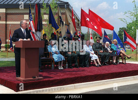 Secrétaire de l'Armée de l'Honorable Joseph W. Westphal, PH.D fait un discours pendant l'ouverture et Inauguration du Musée de l'Armée de femmes de Fort Lee, New Jersey. Secrétaire de l'Armée de l'Honorable Joseph W. Westphal, PH.D fait un discours pendant l'ouverture et Inauguration du Musée de la femme de l'armée à Fort Lee, New Jersey. Sur la photo du podium De gauche à droite sont le Brigadier-général (Bgén) Elizabeth P. Hoisington, US Army, Retraité, sergent-major de l'armée (CSMA) Jack L. Tilley ; Major-général (MGEN) Hawthorne L. Proctor, USA, Commandant général USA Timoniers Ce Banque D'Images