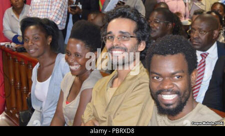 Activistas Rosa Conde Laurinda Luaty Beirão Gouveia aucun tribunal. Luanda Angola. Nov 16 2015. Banque D'Images