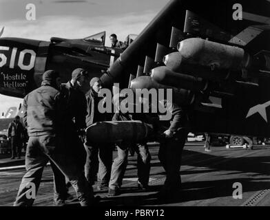 1952 AD-4 chargement de bombes. Les marins transporteur AD Skyraider de charge avec une charge de la mort de cibles militaires. Banque D'Images