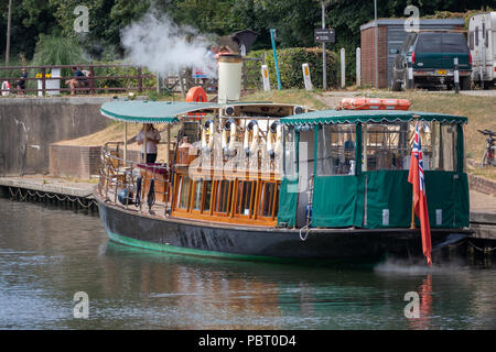 WINDSOR, WINDSOR ET MAIDENHEAD/UK - 22 juillet : yacht à vapeur sur la Tamise à Windsor, Windsor et Maidenhead le 22 juillet 2018. Des personnes non identifiées Banque D'Images