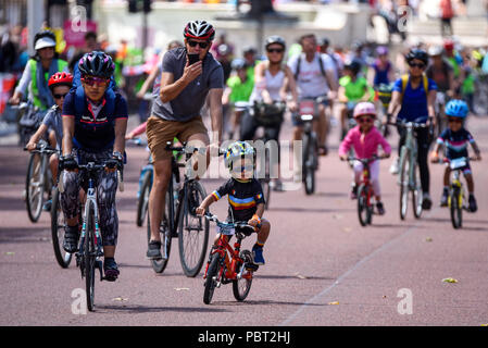 Cyclistes publics qui parcourent le Mall pendant l'événement Prudential RideLondon Freecycle à Londres, Royaume-Uni. Enfants, jeunes, cavaliers Banque D'Images