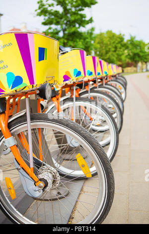 Un certain nombre de Belles bicyclettes sont loués sur la rue. Vilnius, Lituanie Banque D'Images