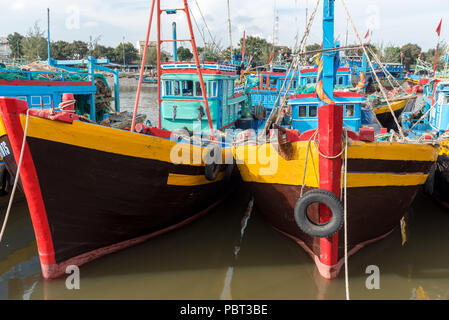 Les bateaux de pêche amarré sur la rivière de Ty Ca Phan Tiet, Vietnam Banque D'Images