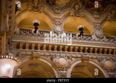 PARIS, FRANCE - Nov 6, 2015 : l'intérieur spectaculaire du Palais Garnier (Opéra Garnier) à Paris, France. Il était à l'origine appelé la Salle des Capuc Banque D'Images