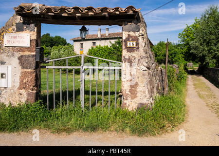 Regardant à travers la porte d'une ferme sur Carratera de la Moixina, Olot, avec l'indépendance catalane de pavillon à l'étage une fenêtre, Catalogne Banque D'Images