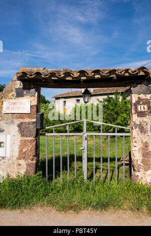 Regardant à travers la porte d'une ferme sur Carratera de la Moixina, Olot, avec l'indépendance catalane de pavillon à l'étage une fenêtre, Catalogne Banque D'Images