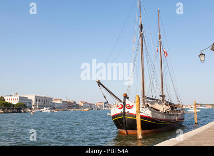 Trabaccolo (ligne), IL NUOVO TRIONFO, plus grand bateau à voile Mer Adriatique classique état. Construit en 1926 Chantier Naval Cattolica, Grand Canal, Venice, Veneto Banque D'Images