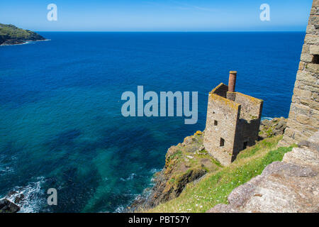 Les bâtiments abandonnés de l'abandon des mines d'étain de Cornouailles donnant sur l'océan dans la région protégée du National Trust de Botallack, Cornwall, UK. Banque D'Images